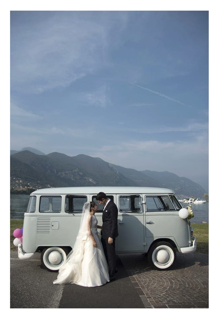 sposi con VW vintage matrimonio al Colletto