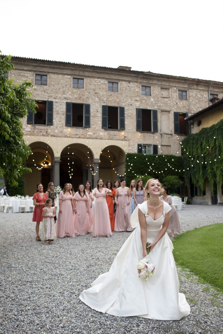 lancio bouquet sposa