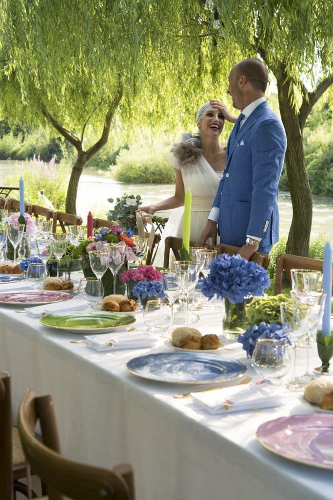 tavola con addobbi floreali matrimonio alla finestra sul fiume