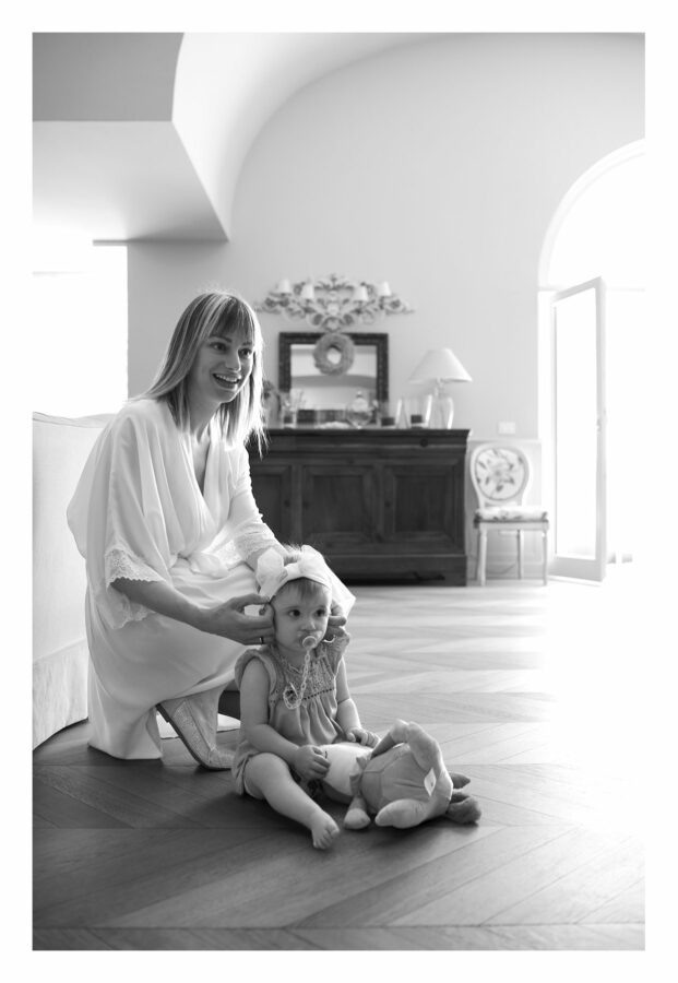 Preparativi sposa con bimba