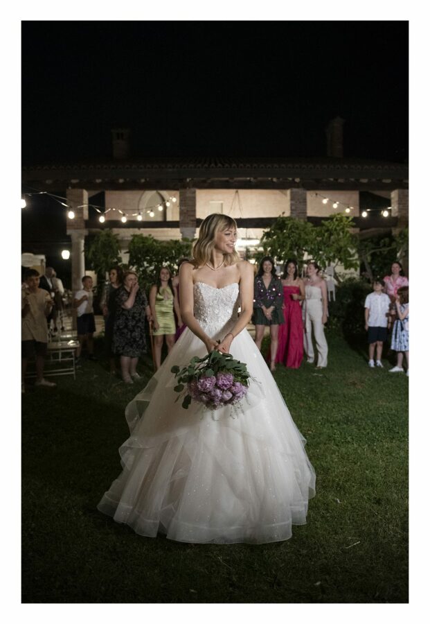 lancio bouquet sposa Matrimonio a Brescia Azienda agricola Ronchi